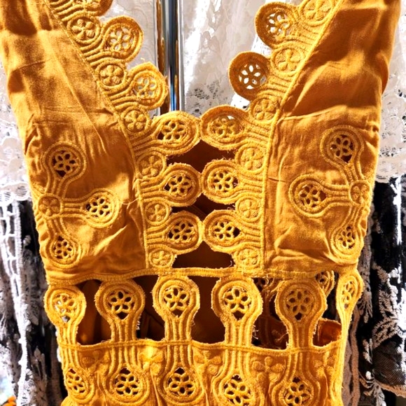 HONEY PUNCH EYELET SUNKISS DRESS 💛 YELLOW - Picture 4 of 6